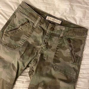 Abercrombie & Fitch camo pants (size 0)